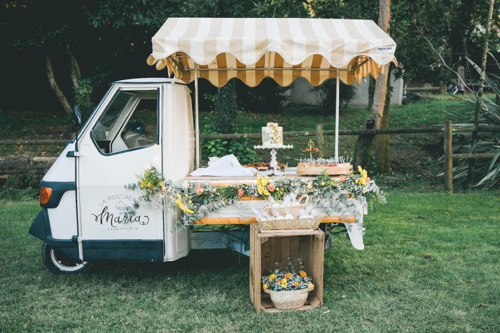 Motocarro de La Postrería de Marta preparado para un evento al aire libre