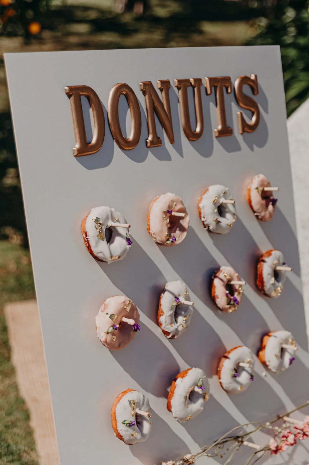 Expositor de mini donuts decorados para un evento