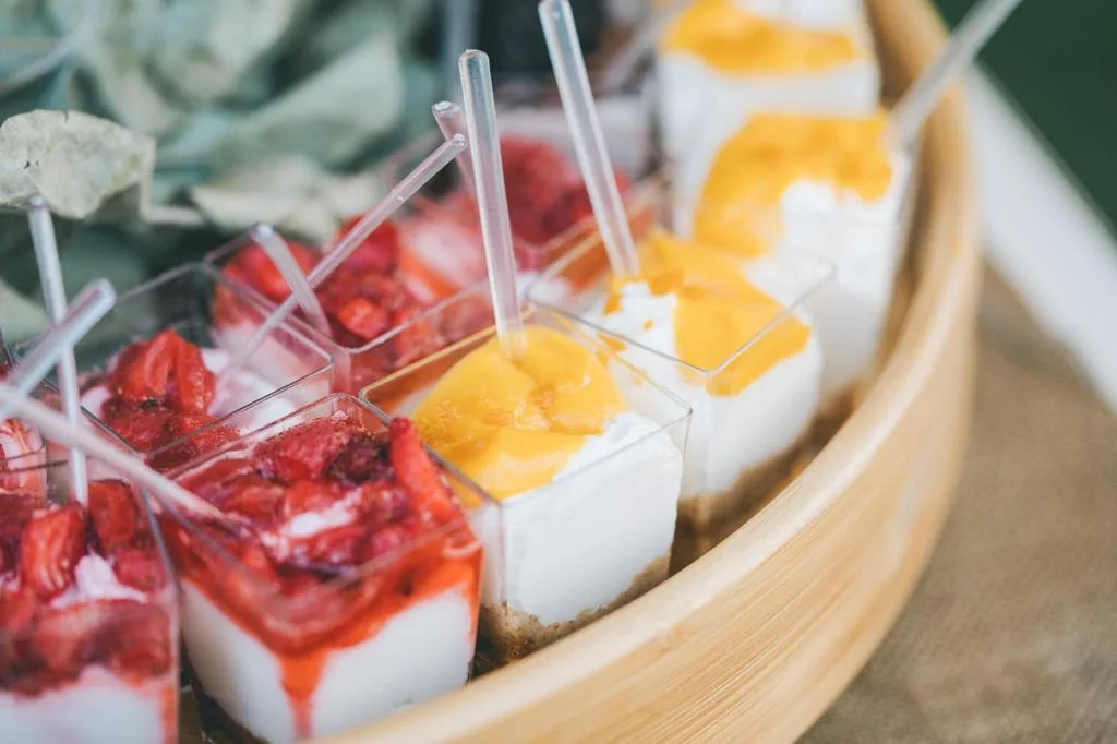 Postres individuales de fruta presentados para catering
