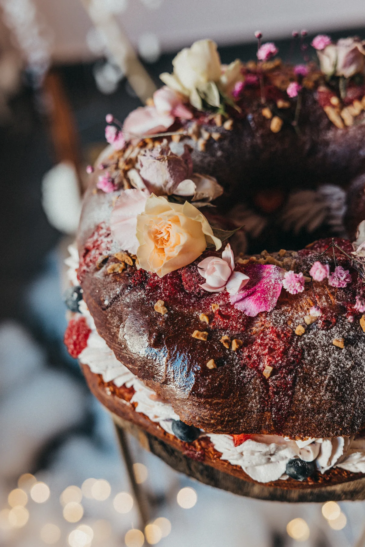 Tarta artesanal de chocolate y frutos rojos decorada con flores