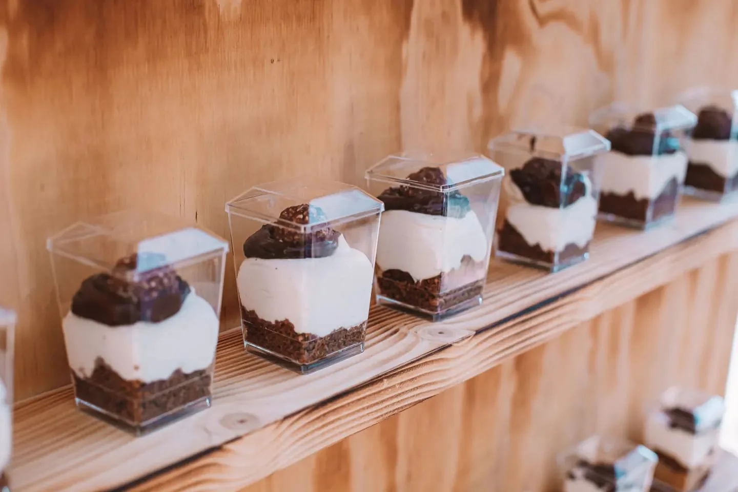 Vasitos individuales de tarta preparados para una celebración